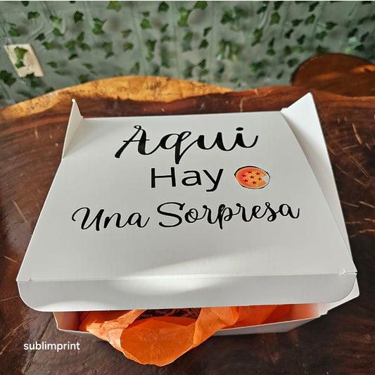 Caja con taza de goku y milk, más cuchara y tapa, más una cartera modelo 001